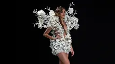 Seorang model menampilkan gaun yang dibuat dari bahan cokelat putih dalam sebuah pameran yang dikombinasikan dengan fashion show di Paris, 27 Oktober 2017. Pameran tersebut bertajuk Salon Du Chocolat. (AP Photo/Thibault Camus)