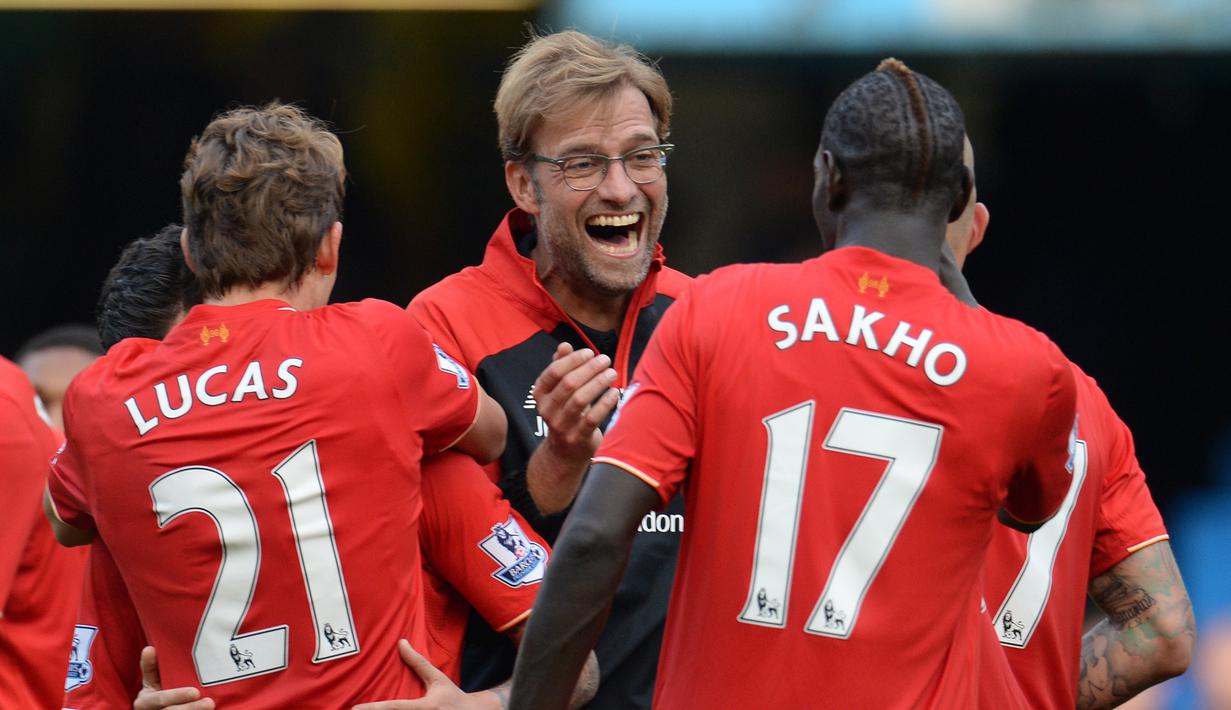 Dengan senyum mengembang, pelatih Liverpool Jurgen Klopp menghampiri para pemainnya setelah menang melawan Chelsea dalam laga Liga Premier Inggris di Stadion Stamford Bridge, London, Sabtu (31/10/2015). (Reuters/ Philip Brown)