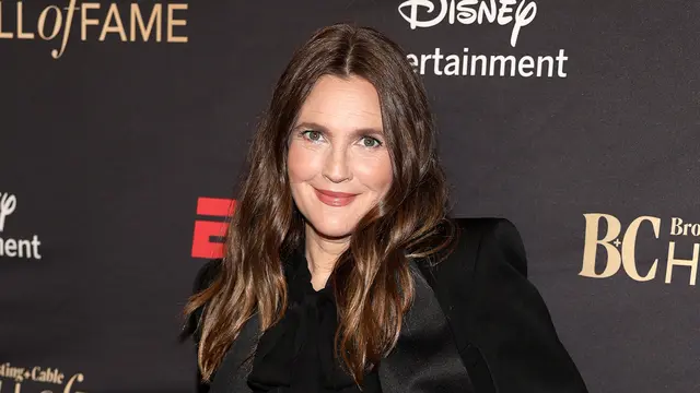 Drew Barrymore Mengaku Bosan Pakai Bra, Apa Alasannya?