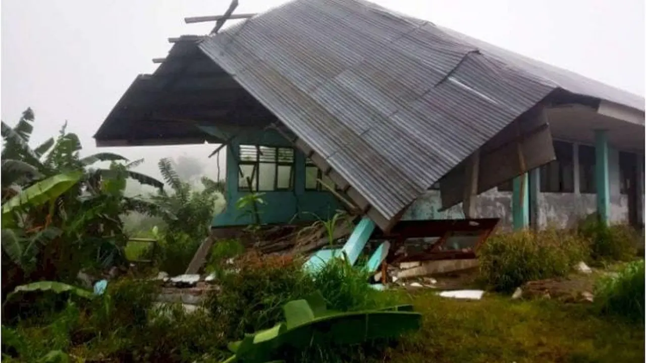 Kondisi SDN Fatululat, Kabupaten Kupang, NTT rusak parah diterjang angin dan longsor (Liputan6.com/Ola Keda)
