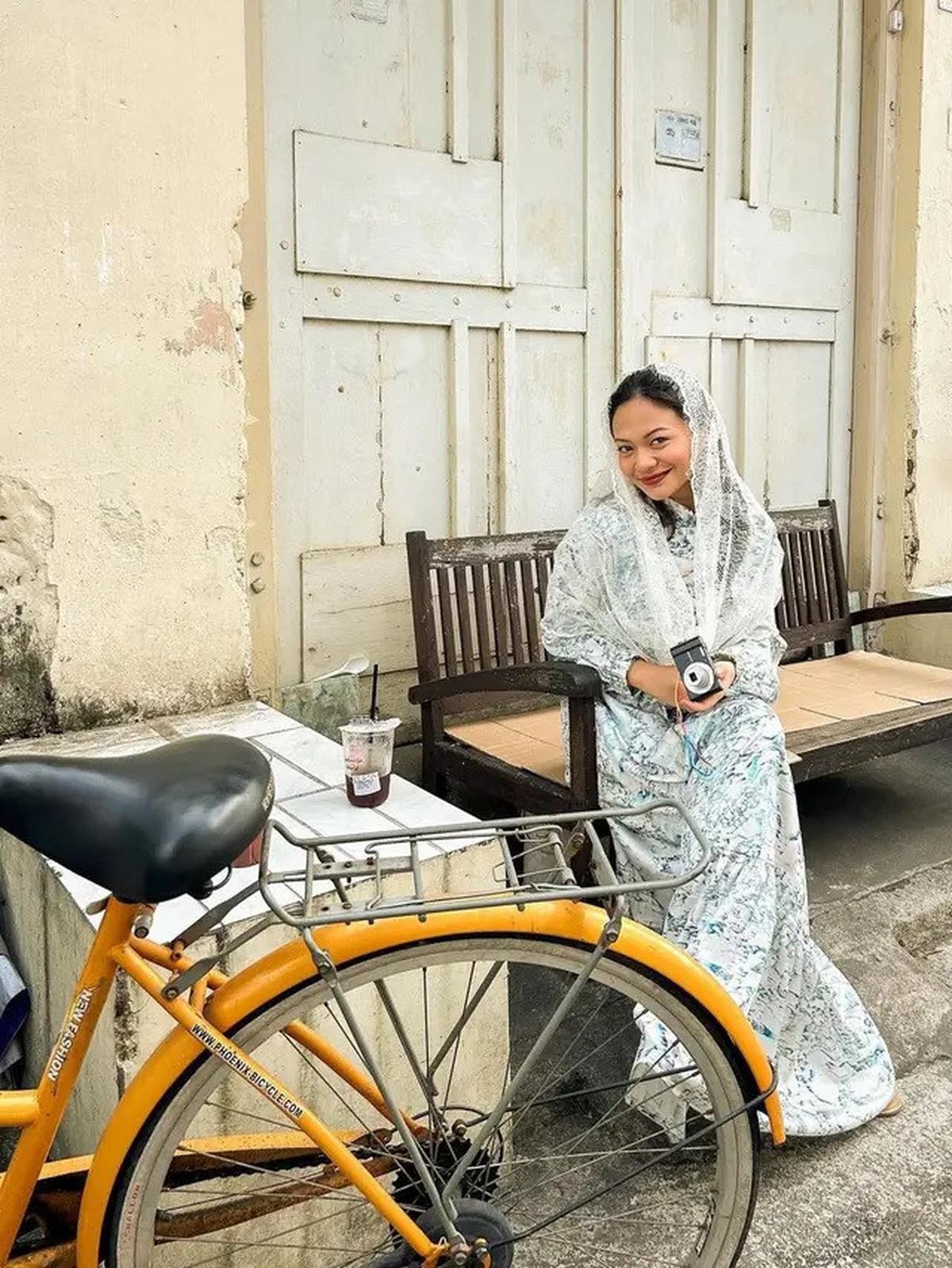 Inspirasi Gamis Elegan untuk Lebaran 2025 dari Deretan Artis Indonesia