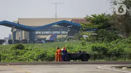 Anggota Polairud bersama tim SAR menunjukkan simulasi pencarian korban bencana saat perayaan HUT ke-69 Polairud di Mako Polairud, Pondok Cabe, Tangerang, Rabu (4/12/2019). Dalam simulasi tersebut turut dikerahkan helikopter hingga anjing K9. (Liputan6.com/Faizal Fanani)