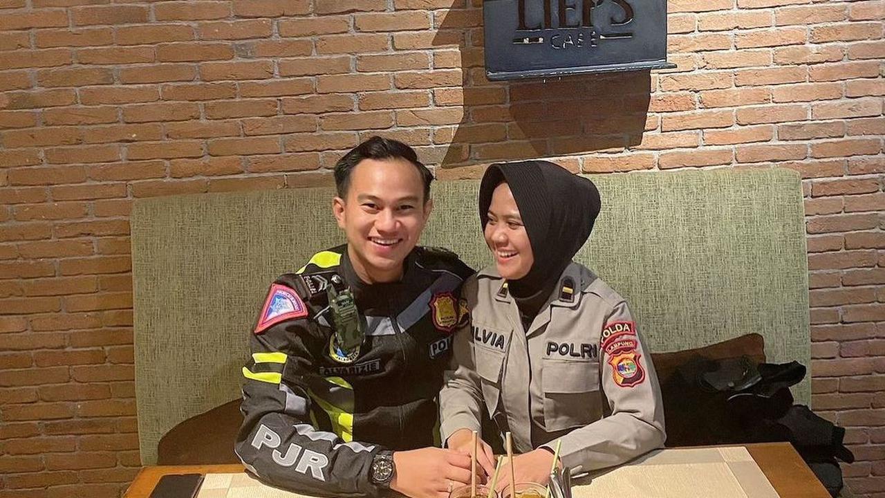 Sementara itu sang suami juga sama-sama berprofesi sebagai anggota Polri. <br>