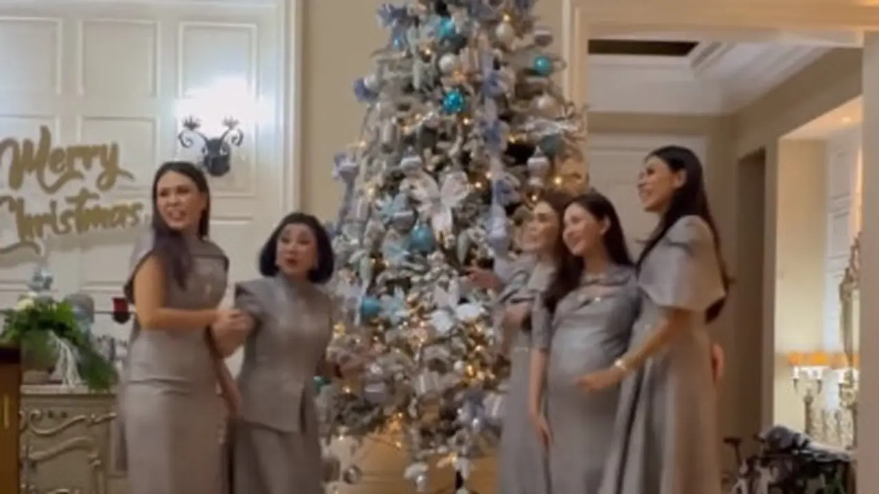 Natal Pertama Sebagai Istri dan Calon Ibu, Jessica Mila Tampil Kompak Bersama Kakak Ipar dengan Dress Silver yang Menawan