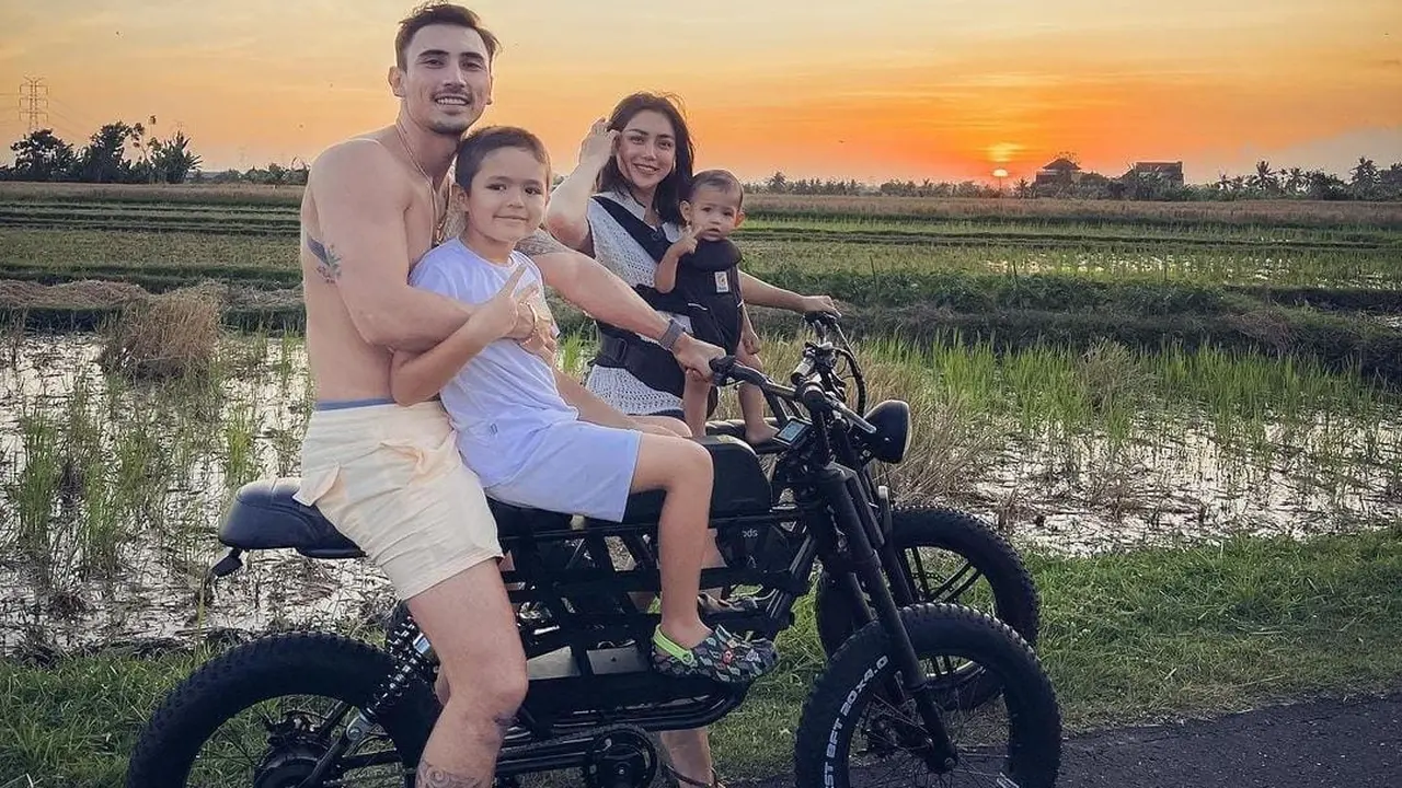 7 Potret Kebersamaan Keluarga Kecil Jessica Iskandar, Menikmati Senja dengan Naik Sepeda Listrik