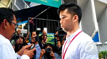 Pelaku penabrak maut di Pondok Indah, Christopher Daniel, hadiri sidang dengan agenda putusan sela di PN Jakarta Selatan, Senin (25/5/2015). Christopher didampingi kuasa hukumnya bungkam saat ditanya wartawan mengenai kasusnya. (Liputan6.com/Yoppy Renato)