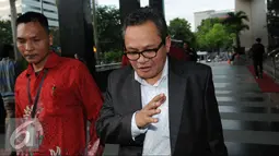 Mantan Wakil Ketua Komisi II DPR Khatibul Umam Wiranu keluar dari gedung KPK, Jakarta, Jumat (9/12). Khatibul diperiksa sebagai saksi dalam kasus dugaan korupsi e-KTP. (Liputan6.com/Helmi Afandi)