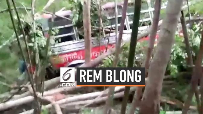 VIDEO: Rem Blong, Bus Berisi Anak Sekolah Masuk Jurang