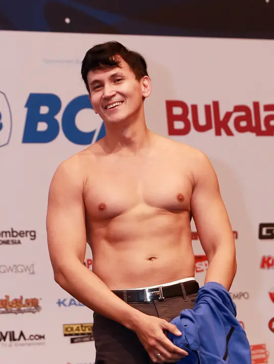 Marcellino Lefrandt pamerkan tubuhnya yang berotot  di acara Pop Con Asia 2015, Jakarta Convention Center, Jakarta Selatan, Sabtu (8/8/2015). (Wimbarsana/Bintang.com)