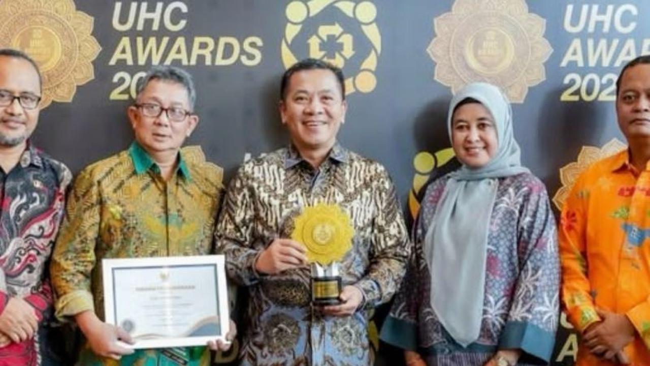 Pemkab Karawang Raih Penghargaan UHC Awards Kategori Madya, Jamin Akses Kesehatan Warga