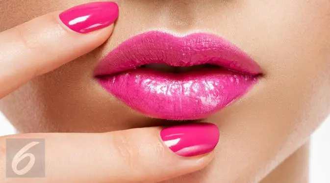 Berikut tiga trik yang dapat Anda lakukan saat memulaskan lipstik agar penampilan terlihat lebih sempurna. (Foto: iStockphoto)