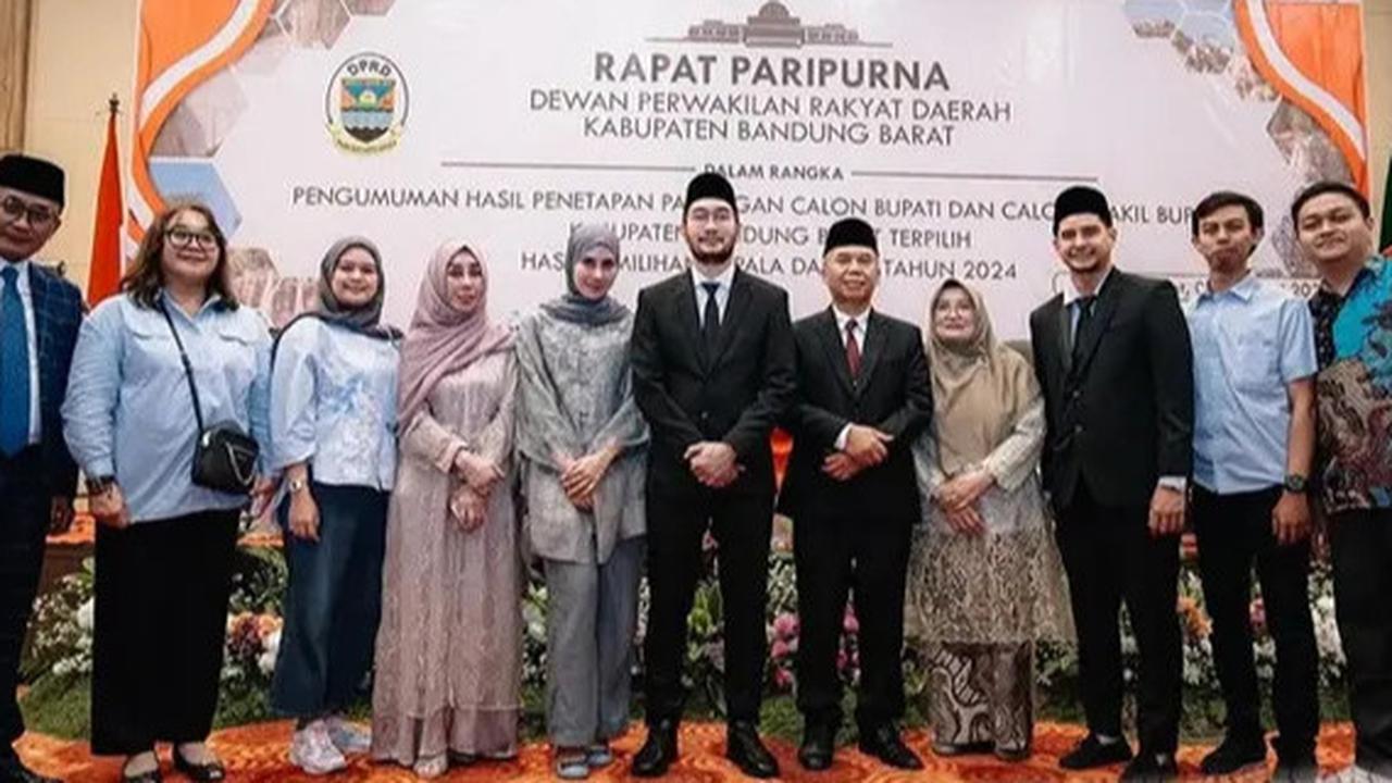 6 Potret Cantik Ibu Anak Syahnaz dan Amy Qanita Dampingi Jeje Govinda di Penetapan Bupati Bandung Barat Terpilih di Gedung DPRD