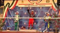 Qarrar Firhand Ali (tengah) saat ada di podium juara di seri 6 Junior Rok Cup Italia akhir pekan kemarin. Ini mengakhiri penantian Qarrar untuk kembali rebut podium (istimewa)