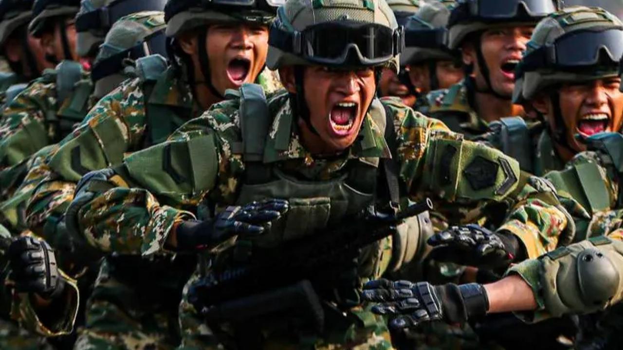 VIDEO: Aksi Keren 78 Penerjun di Udara Bikin Jokowi dan Iriana Kagum di HUT ke-78 TNI