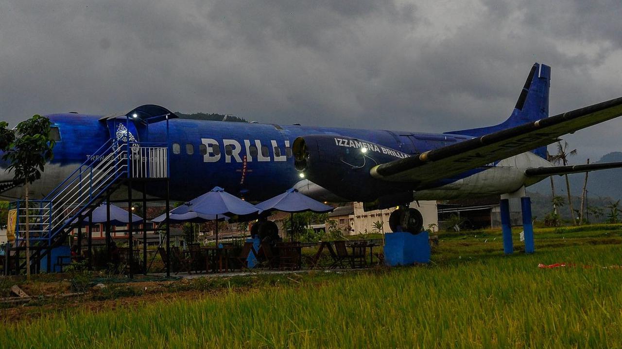 Di tengah area persawahan Kelurahan Sumbergedong, Kabupaten Trenggalek ada pemandangan unik yang terlihat dari kejauhan.<br><br>Sebuah pesawat kargo jenis ATP buatan Inggris berwarna biru tampak terparkir di sana.