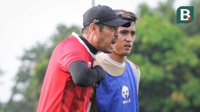 Foto: Tegas! Gaya Nil Maizar Pimpin Latihan Perdana Dewa United di Tengah Bulan Ramadhan