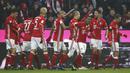 Para pemain Bayern Munich merayakan gol saat melawan RB Leipzig pada lanjutan Bundesliga Jerman di Stadion Allianz-Arena, (21/12/2016). Bayern menang 3-0.   (REUTERS/Michael Dalder)