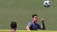 Gelandang Real Madrid, James Rodriguez berusaha menyundul bola saat sesi latihan di sebuah media open day di Madrid, (30/5). Real Madrid lebih diunggulkan karena berstatus juara bertahan. (AP Photo / Paul White)