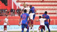 Arema FC menelan kekalahan pertama di BRI Liga 1 2024/2025. Mereka takluk 0-2 dari Borneo FC di Stadion Soepriadi, Kota Blitar, Sabtu (17/8/2024). (Bola.com/Iwan Setiawan)