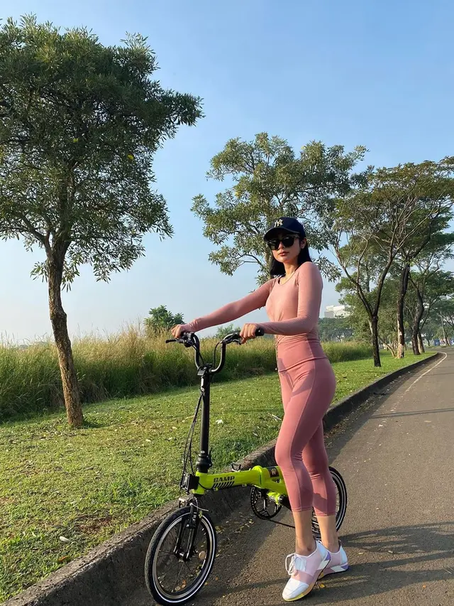 Gaya Selvi Kitty Naik Sepeda Lipat