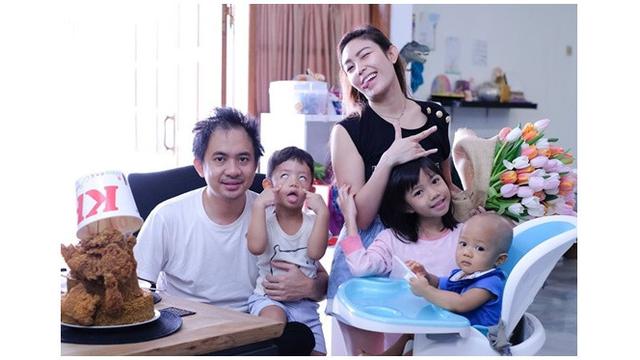 7 Momen Ayu Dewi dan Suami Rayakan Ultah Pernikahan ke-8, Penuh Kebahagiaan