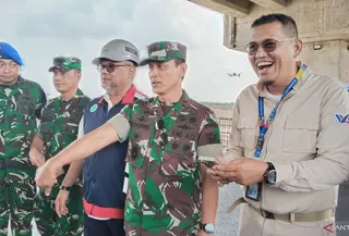 Panglima Kodam II/Sriwijaya Mayjen TNI Ujang Darwis saat meninjau jalur mudik Lebaran 2026. (Antara)