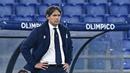 Pelatih Lazio, Simone Inzaghi, memperhatikan pemainnya saat menghadapi Club Brugge pada laga Grup F Liga Champions di Olympic Stadium, Rabu (9/12/2020) dini hari WIB. Lazio bermain imbang 2-2 melawan Club Brugge. (AFP/Tiziana Fabi)