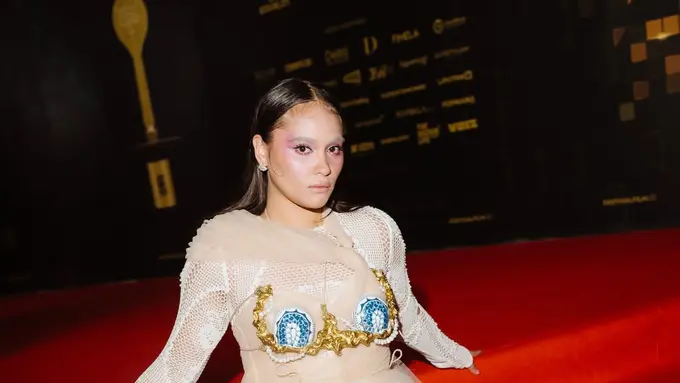 Aurora Ribero Curi Atensi di FFI 2025 Lewat Tren Bleached Brows yang Bikin Look-nya Makin Futuristik