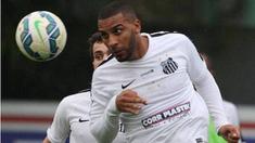 Nilson striker klub Santos melakukan blunder konyol dengan membuang peluang emas mencetak gol saat gawang Palmeiras sudah tidak dijaga kiper pada final Copa Brasil, Kamis (26/11/2015).