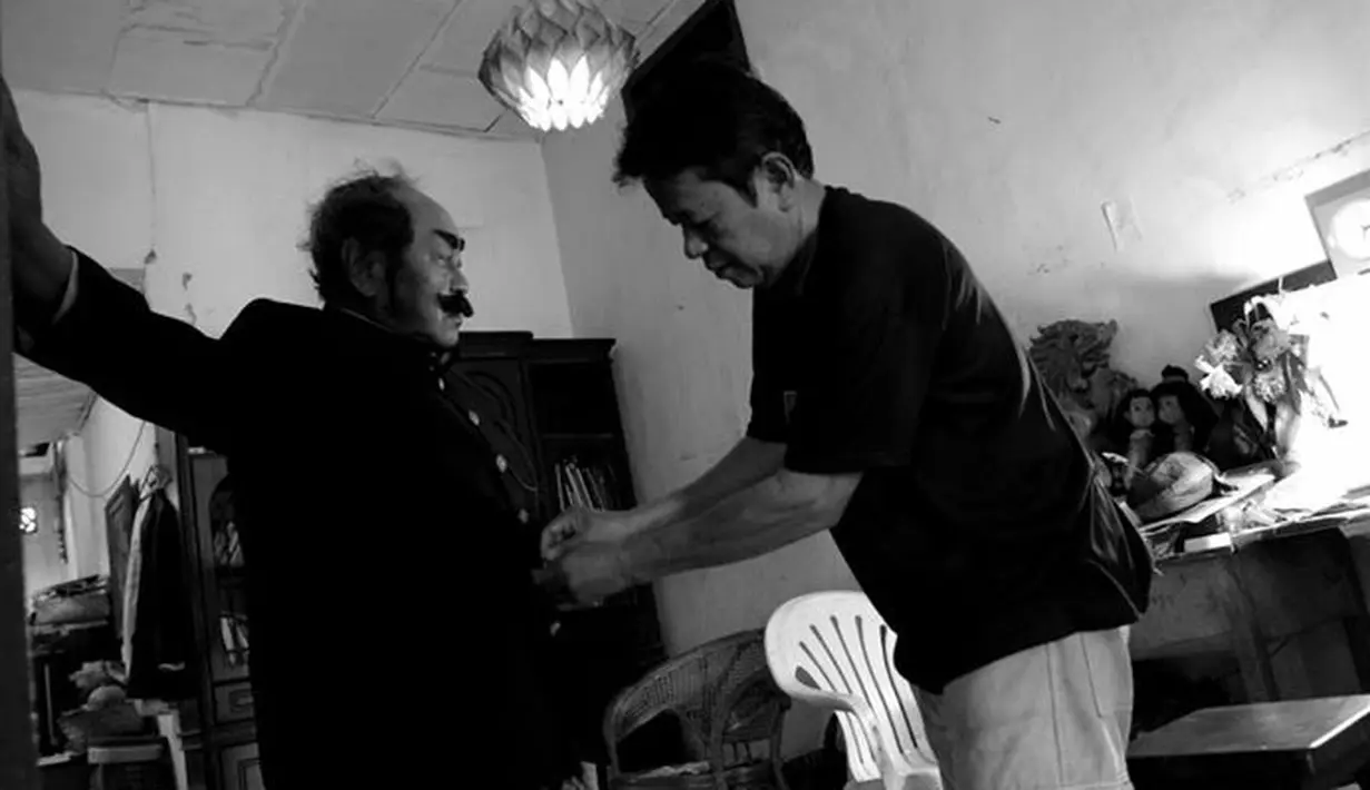 Sehari-hari Pak Raden ditemani asisten dan para relawan yang datang bergantian. Saat kecil bercita-cita ingin menjadi seorang dalang. Namun, nasib mengantarnya ke Jurusan Seni Rupa di Institut Teknologi Bandung (ITB). (via facebook.com/Toto Santiko Budi)