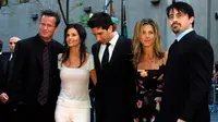 Para bintang Friends (ki-ka) Matthew Perry, Courteney Cox Arquettte, David Schwimmer, Jennifer Aniston dan Matt LeBlanc. (AP Photo/Tina Fineberg, File)