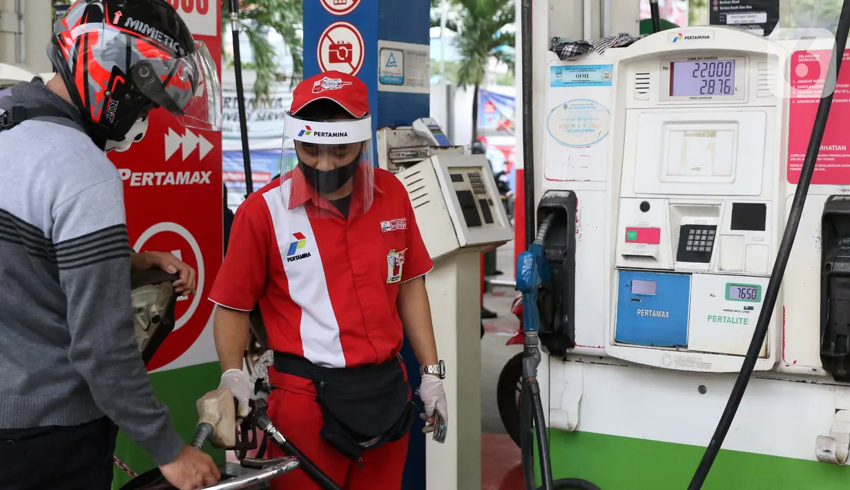 Petugas SPBU menggunakan alat pelindung wajah saat melayani pengendara di SPBU 31-164-01, Margonda, Depok, Jawa Barat, Jumat (8/5/2020). Penggunaan alat pelindung wajah merupakan upaya untuk melindungi diri dalam pencegahan penyebaran virus COVID-19. (Liputan6.com/Helmi Fithriansyah)