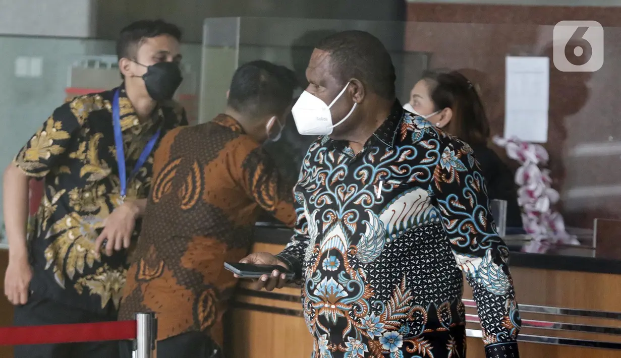 Wakil Bupati Mamberamo Tengah Yonas Kenelak (kanan) usai menjalani pemeriksaan di Gedung KPK, Jakarta, Rabu (3/8/2022). KPK memeriksa Wakil Bupati Mamberamo Tengah Yonas Kenelak dalam rangka mengumpulkan dan memperkuat alat bukti terkait kasus dugaan suap dan gratifikasi dengan tersangka Ricky Ham Pagawak selaku Bupati Mamberamo Tengah. (Liputan6.com/Helmi Fithriansyah)