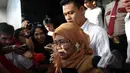 Sekjen DPR Winantuningtyastiti saat meninggalkan Gedung KPK, Jakarta, Kamis (30/4/2015). Win diperiksa sebagai saksi kasus suap dengan tersangka tersangka Direktur PT Mitra Maju Sukses Andrew Hidayat. (Liputan6.com/Helmi Afandi)