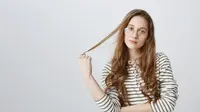Memiliki rambut tipis memang bikin kurang percaya diri, maka dari itu kamu butuh tips untuk menebalkannya. Untuk itu artikel ini hadir untuk memberikan tips-tips yang bisa kamu coba di rumah.  (Sumber: Freepik/cookie-studio).