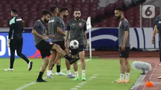 Pemain Timnas Bahrain melakukan sesi latihan resmi jelang pertandingan lanjutan Grup C Kualifikasi Piala Dunia 2026 zona Asia di Stadion Utama Gelora Bung Karno, Senayan, Jakarta, Senin (24/3/2025). (Liputan6.com/Angga Yuniar)