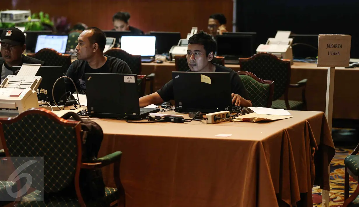 KPUD Jakarta melakukan hitung cepat secara rill (real count) melalui scan C1 di Aula Bina Karya, Hotel Bidakara, Jakarta, Rabu (16/2). Perhitungan dilakukan dengan cara input data sistem informasi perhitungan suara (Situng). (Liputan6.com/Faizal Fanani)