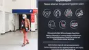 Pengunjung melewati papan bertuliskan instruksi kebersihan di sebuah area ekshibisi dalam pameran IFA 2020 di ibu kota Jerman, 3 September 2020. Pameran perdagangan teknologi itu dibuka di Berlin dengan skala yang diperkecil akibat krisis virus corona yang masih berlangsung (Xinhua/Shan Yuqi)
