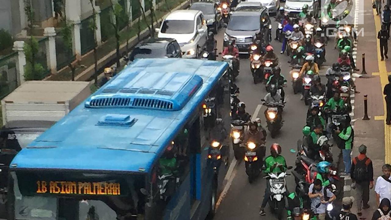 PKL dan Ojek Online Bikin Semrawut Stasiun Palmerah