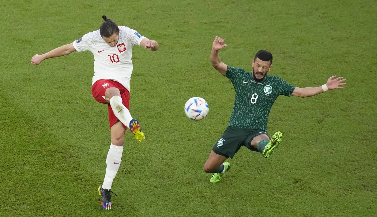 Gelandang Polandia, Grzegorz Krychowiak berebut bola dengna pemain Arab Saudi, Abdulelha Al-Malkiding selama pertandingan grup C Piala Dunia 2022 Qatar di Education City Stadium di Al Rayyan, Qatar, Sabtu (26/11/2022). Arab Saudi, meski kalah, masih di peringkat dua dengan tiga poin. (AP Photo/Themba Hadebe)