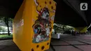 Mural imbauan untuk melawan COVID-19 terlihat di bawah kolong jembatan di Jakarta, Kamis (17/11/2020). Optimisme tersebut dilandasi dari sejumlah angka-angka indikator pengendalian Covid-19 di Indonesia. (Liputan6.com/JohanTallo)