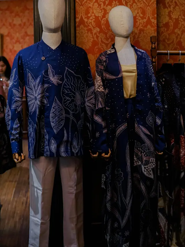Tampil Elegan Selama Ramadan Kenakan Busana Batik Sujiwa dari Iwan Tirta Private Collection