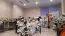 Mendekat dengan peti jenazah Reza Gunawan, keluarga kompak ikut menyelimutinya dengan kain oranye. (Foto: YouTube)