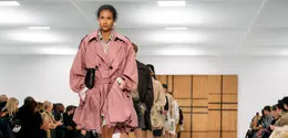 Di bawah Daniel Lee, Burberry Summer 2027 tampil lebih personal; House Check diinterpretasi ulang bersama Celia Birtwell dengan nuansa playful dan soulful. (dok. Burberry)