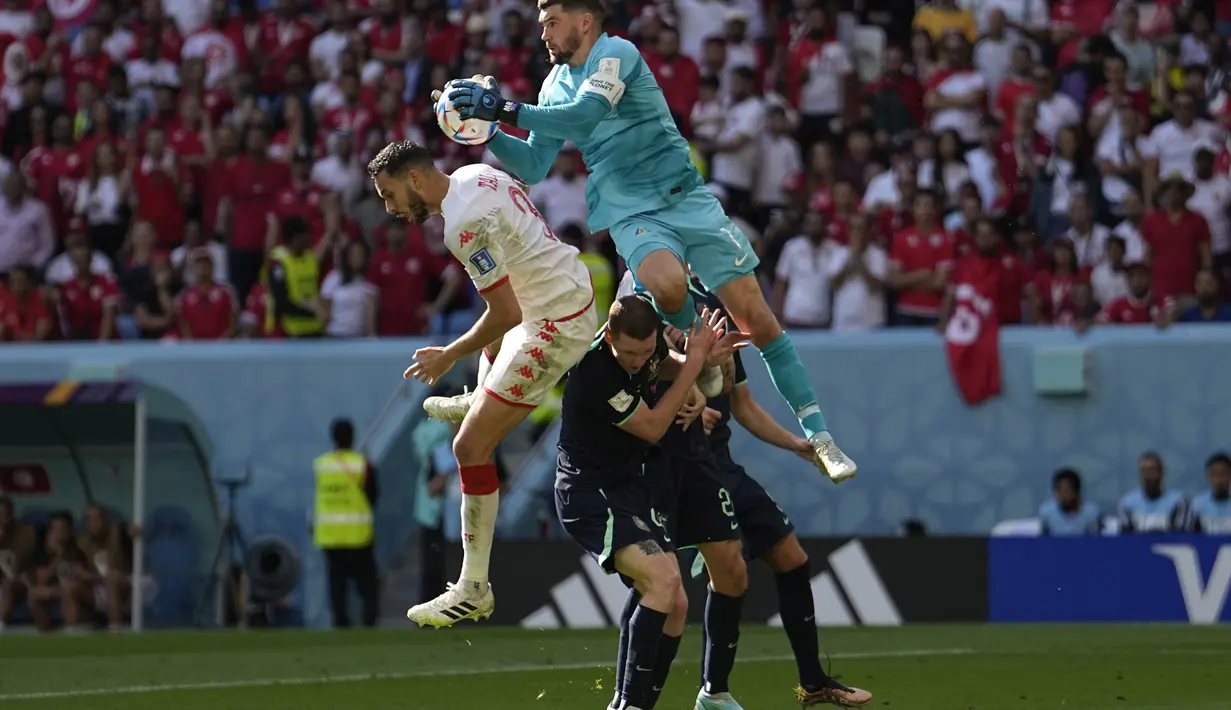 Penjaga gawang Australia, Mathew Ryan menyelamatkan bola saat bertanding melawan Tunisia selama pertandingan grup D Piala Dunia 2022 di Stadion Al Janoub di Al Wakrah, Qatar, Sabtu, 26 November 2022. Australia menang tipis atas Tunisia dengan skor 1-0. (AP Photo/Ebrahim Noroozi)