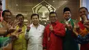 Sejumlah petinggi partai pendukung Ahok-Djarot berpose bersama di DPP Partai Golkar, Jakarta, Jumat (17/3). Partai pendukung Ahok-Djarot membahas strategi pemenangan Ahok-Djarot pada putaran kedua Pilkada DKI Jakarta. (Liputan6.com/Johan Tallo)