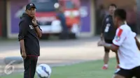 Pelatih Persija, Rahmad Darmawan (kiri) melihat permainan timnya saat melawan Bali United di turnamen Piala Presiden 2015 di Stadion Kapten I Wayan Dipta, Gianyar, Bali, Minggu (30/8/2015). Persija kalah 0-3. (Liputan6.com/Helmi Fithriansyah)