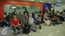 Sejumlah calon penumpang duduk menunggu membeli tiket di Stasiun Senen, Jakarta (3/5/2016). Jelang libur panjang pada tanggal 5 dan 6 Mei penjualan tiket kereta api sudah terjual habis. (Liputan6.com/Gempur M Surya)