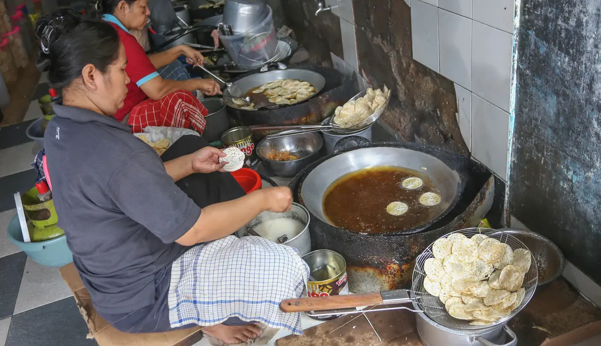 Berawal dari gang kecil di Jalan Haji Aom, Keramat Pela, Kebayoran Baru, usaha keripik tempe warga kini berkembang hingga menembus pasar internasional. Tampak dalam foto, pekerja menyelesaikan pembuatan keripik tempe di rumah usaha Keripik Tempe Mama Tina, Kebayoran Baru, Jakarta Selatan, Kamis (7/5/2026). (merdeka.com/Arie Basuki)