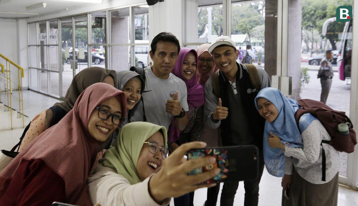 Pelatih Timnas Indonesia, Bima Sakti, foto bersama fans usai memimpin latihan di Universitas Kasetsart, Bangkok, Kamis (15/11). Latihan ini persiapan jelang laga Piala AFF 2018 melawan Thailand. (Bola.com/M. Iqbal Ichsan)